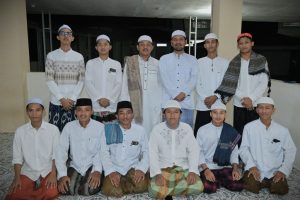 Muhammad Faisal (sarung hijau), saat berfoto bersama teman dan tim pembina (Foto:Humas) Muhammad Faisal (sarung hijau), saat berfoto bersama teman dan tim pembina (Foto:Humas)
