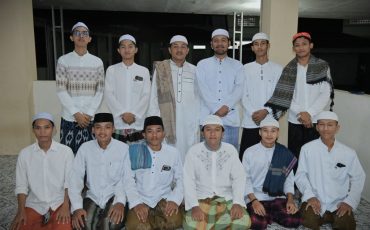 Muhammad Faisal (sarung hijau), saat berfoto bersama teman dan tim pembina (Foto:Humas)