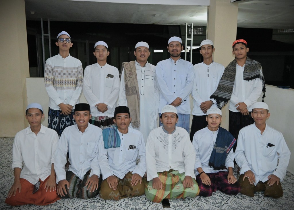 Muhammad Faisal (sarung hijau), saat berfoto bersama teman dan tim pembina (Foto:Humas)