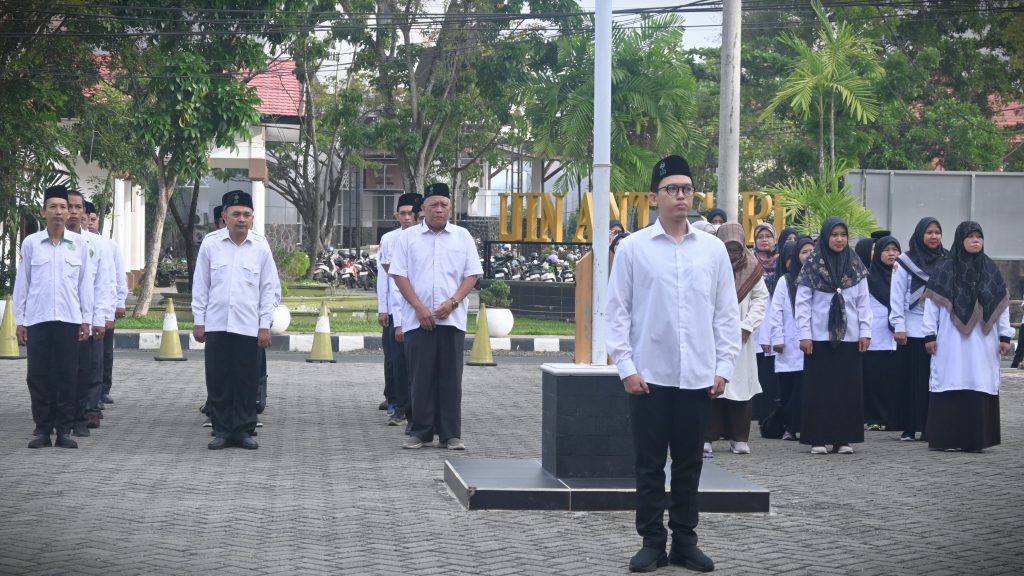 Muhammad Raihan Rafli, S.E. saat bertugas menjadi Pemimpin Apel (Foto:Humas/Jamal Ripani)
