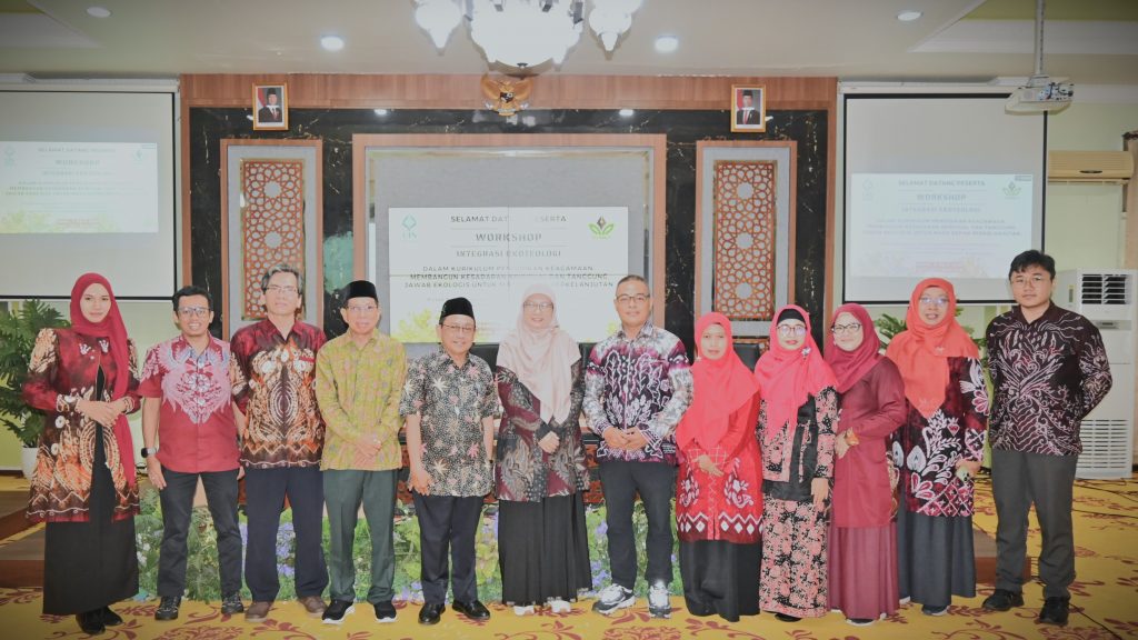 Panitia saat berfoto bersama pimpinan dan narasumber (Foto:Humas/Jamal Ripani)