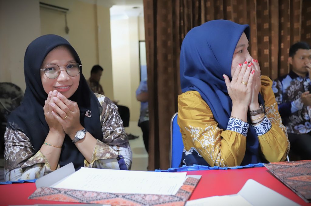 Panitia saat bertugas di meja registrasi (Foto:Humas/Haitami)