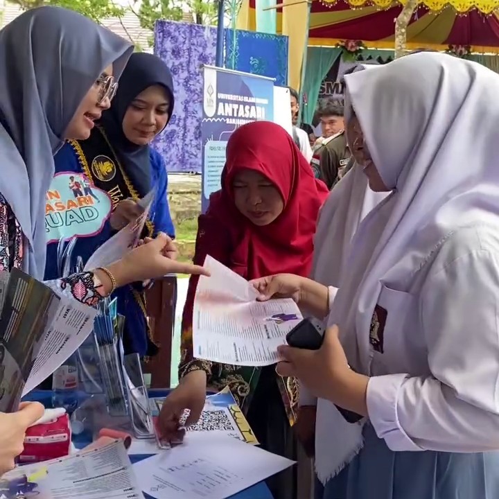 Para dosen saat menjawab pertanyaan-pertanyaan siswa.