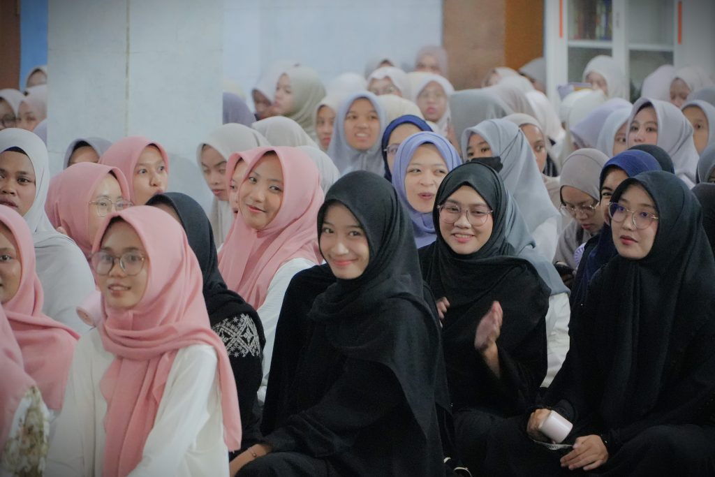 Para mahasantriwati saat ceria mengikuti penutupan (Foto:Humas)