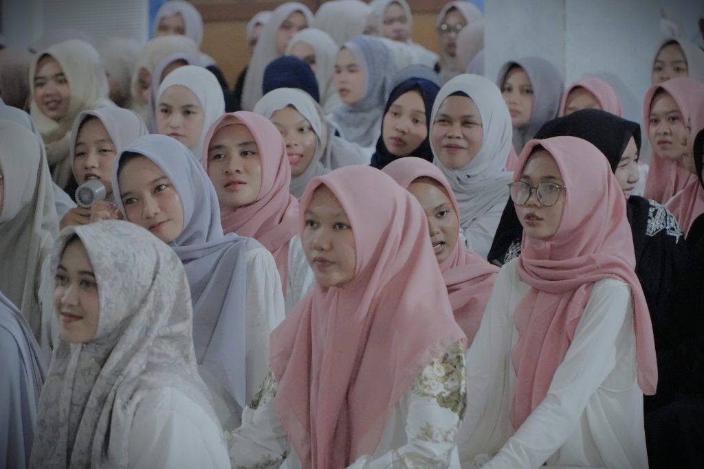 Para mahasantriwati saat mengikuti penutupan (Foto:Humas)