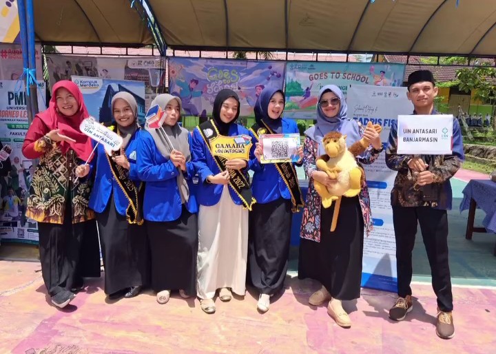 Para mahasiswi saat berfoto bersama para dosen.