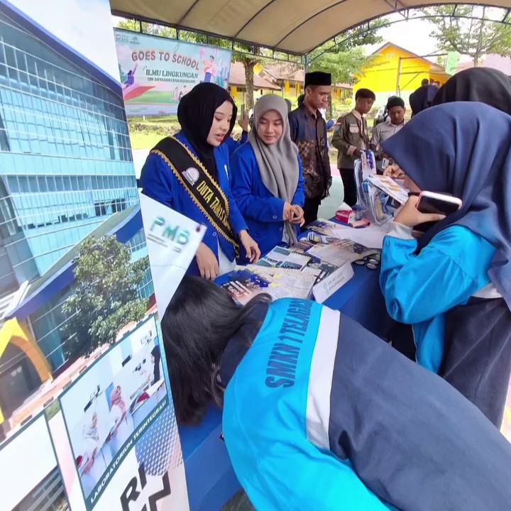 Para mahasiswi saat membantu menjaga stan.