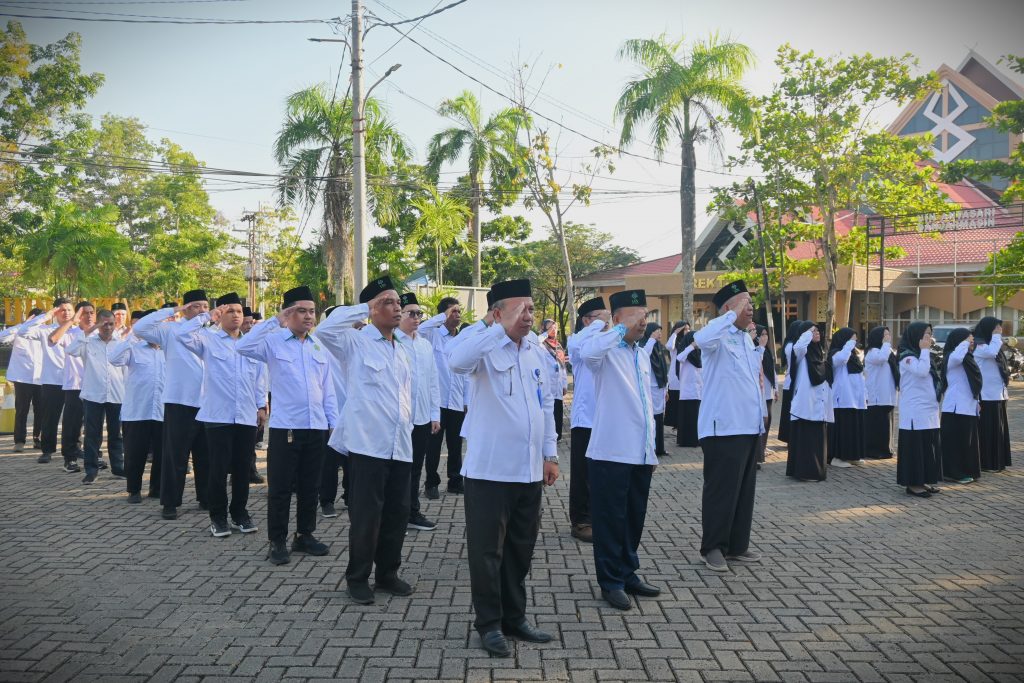 Para pegawai di lingkungan Rektorat saat mengikuti apel (Foto:Humas/Jamal Ripani)