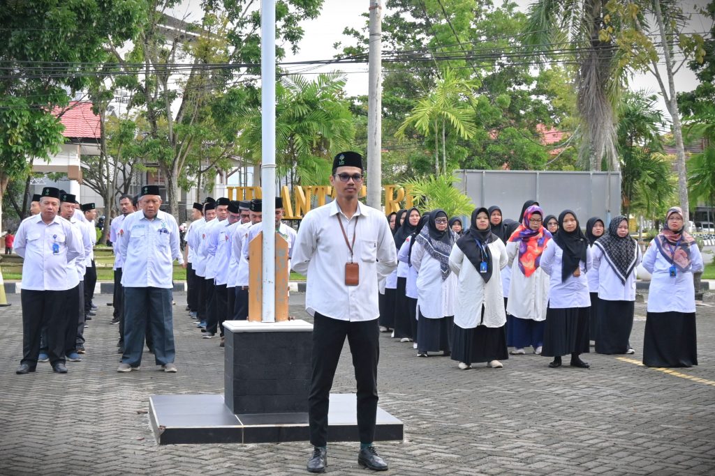 Para pegawai di lingkungan rektorat saat mengikuti apel (Foto:Humas/Jamal Ripani)
