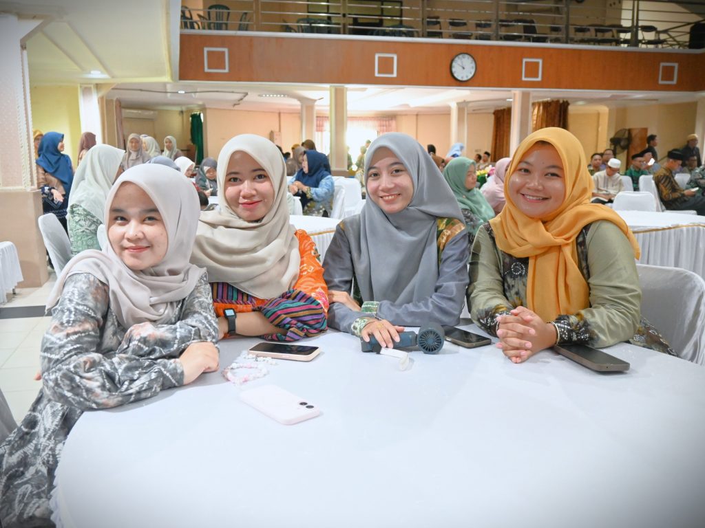 Para pegawai saat ceria mengikuti Pembinaan ASN (Foto:Humas/Jamal Ripani)