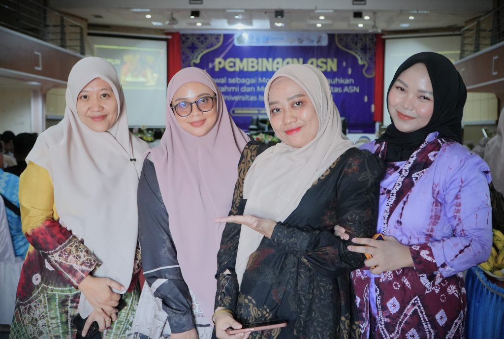 Para pegawai saat ceria usai mengikuti Pembinaan ASN (Foto:Humas/Haitami)