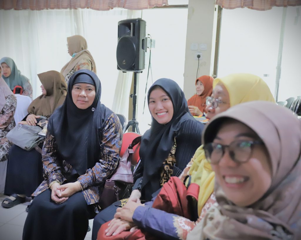 Para pegawai saat gembira mengikuti pembinaan ASN (Foto:Humas/Haitami)