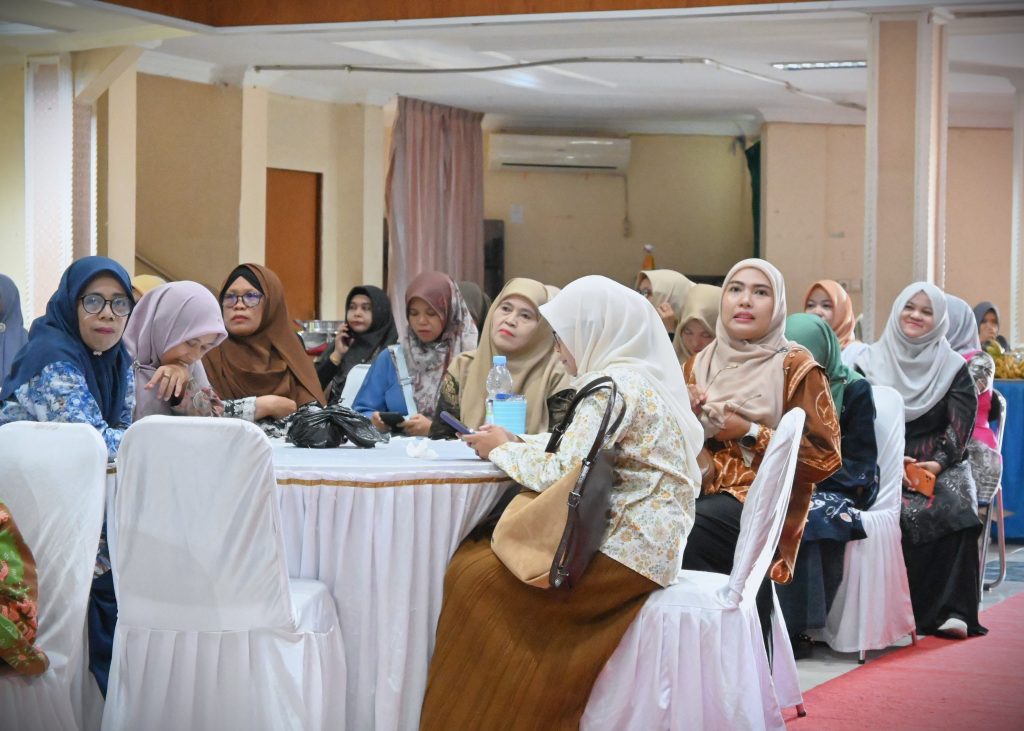 Para pegawai saat mendengarkan saksama materi (Foto:Humas/Jamal Ripani)
