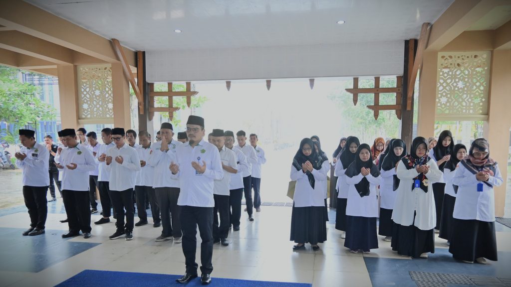 Para peserta apel saat mengikuti pembacaan doa bersama (Foto:Humas/Jamal Ripani)