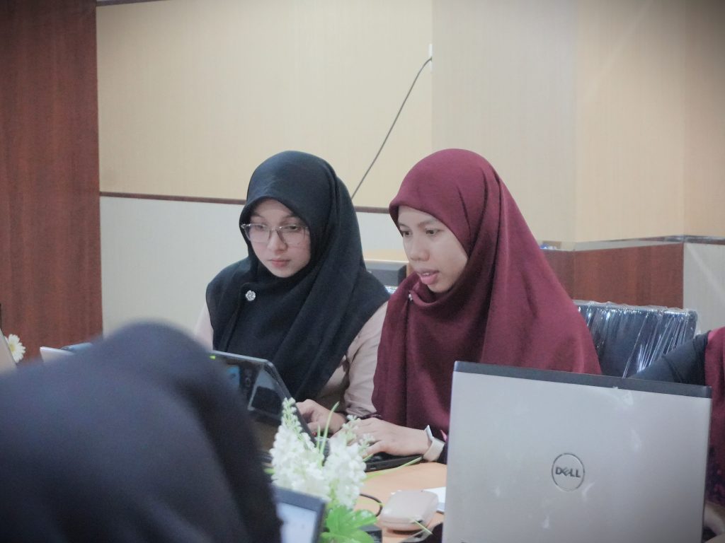 Para peserta saat serius mengikuti Bimtek (Foto:Humas/Rahmi Hartati)