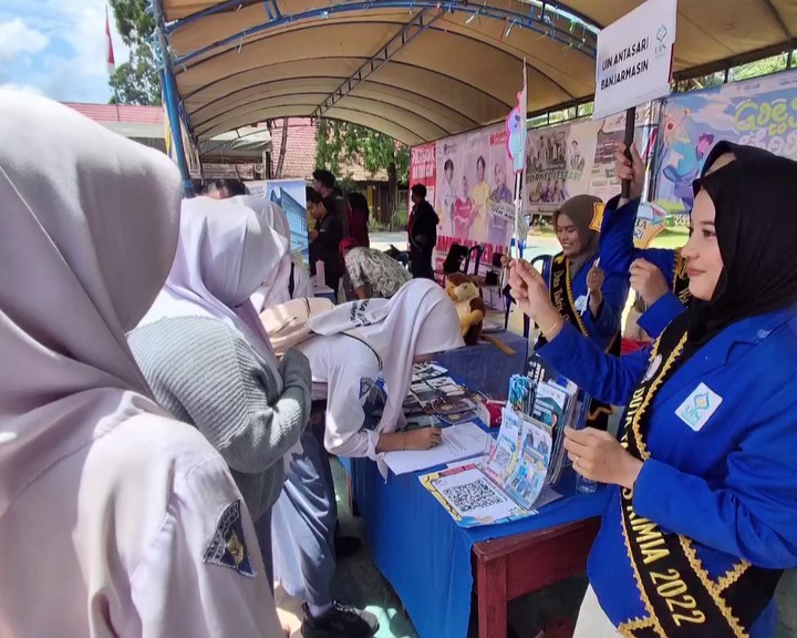 Para siswa saat ramai mengunjungi stan UIN Antasari.