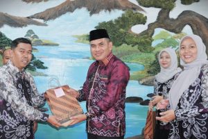 Pelepasan anggota secara simbolis (Foto:Humas/Jamal Ripani) - Copy