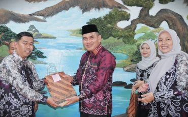 Pelepasan anggota secara simbolis (Foto:Humas/Jamal Ripani) - Copy