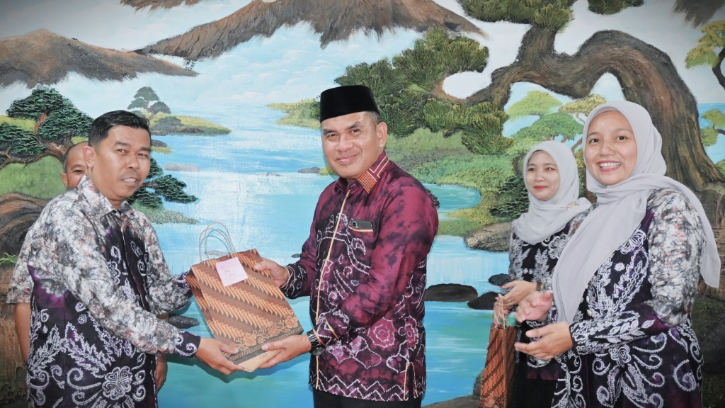 Pelepasan anggota secara simbolis (Foto:Humas/Jamal Ripani) - Copy