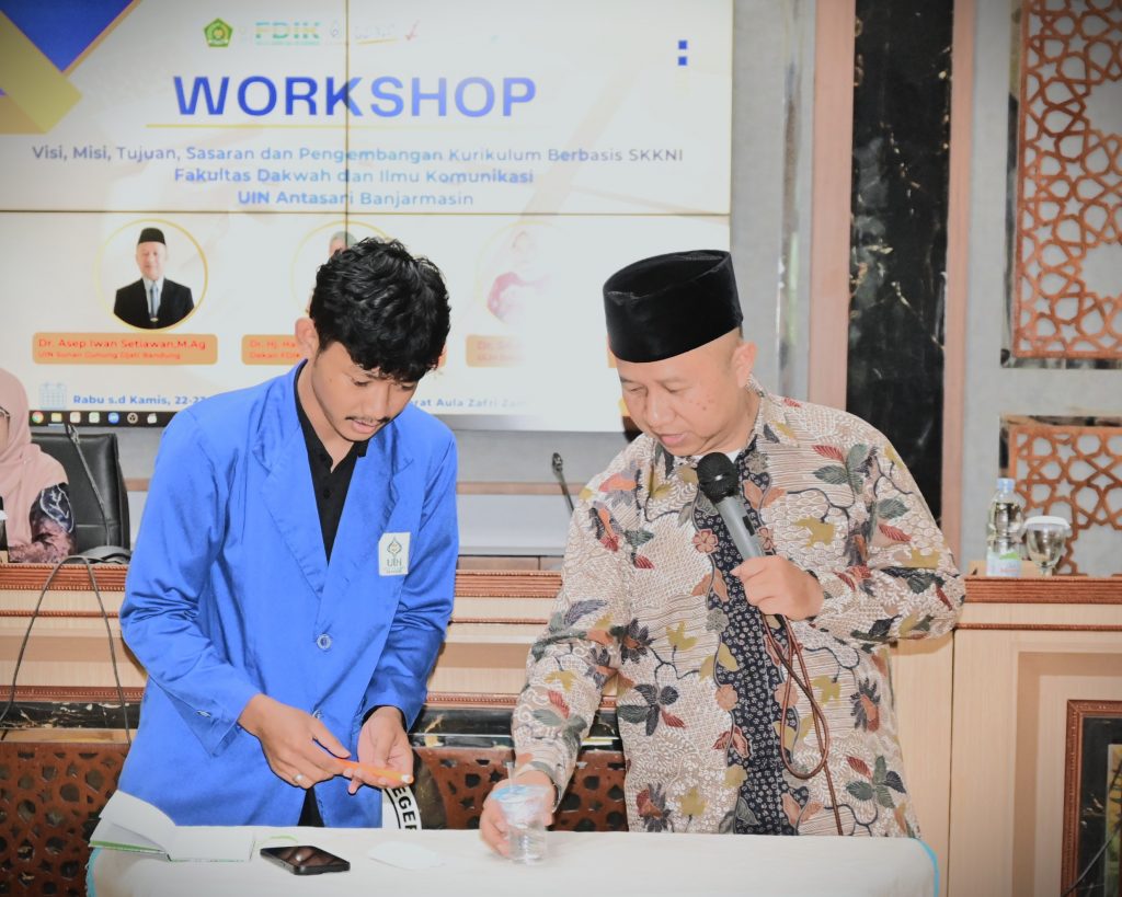 Pemaparan materi secara atraktif bersama Dr. Asep Iswan Setiawan, M.Ag. (Foto:Humas/Jamal Ripani)