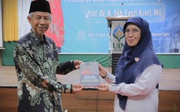 Prof. Dr. H. Akh. Fauzi Aseri, M.A. saat menyerahkan buku kepada Rektor UIN Antasari (Foto:Humas/Haitami)