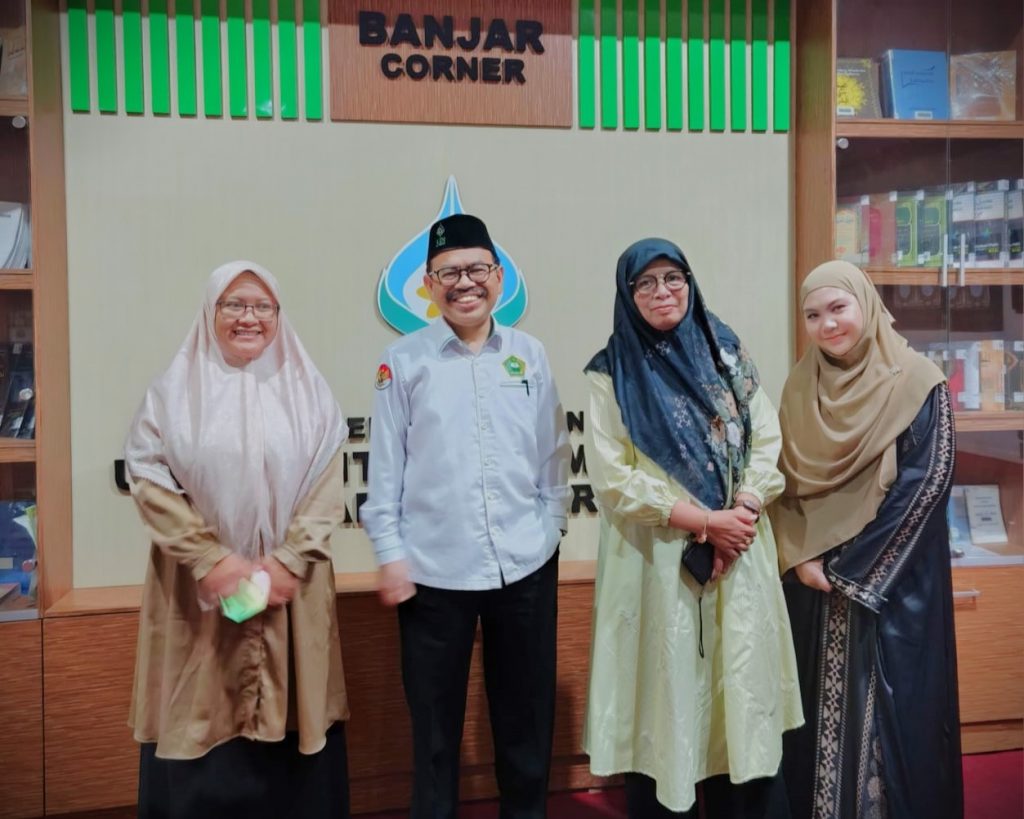 Prof. Dr. H. Mujiburrahman, M.A. saat mendampingi para tamu berkunjung ke Perpustakaan UIN Antasari (Foto:Istimewa)