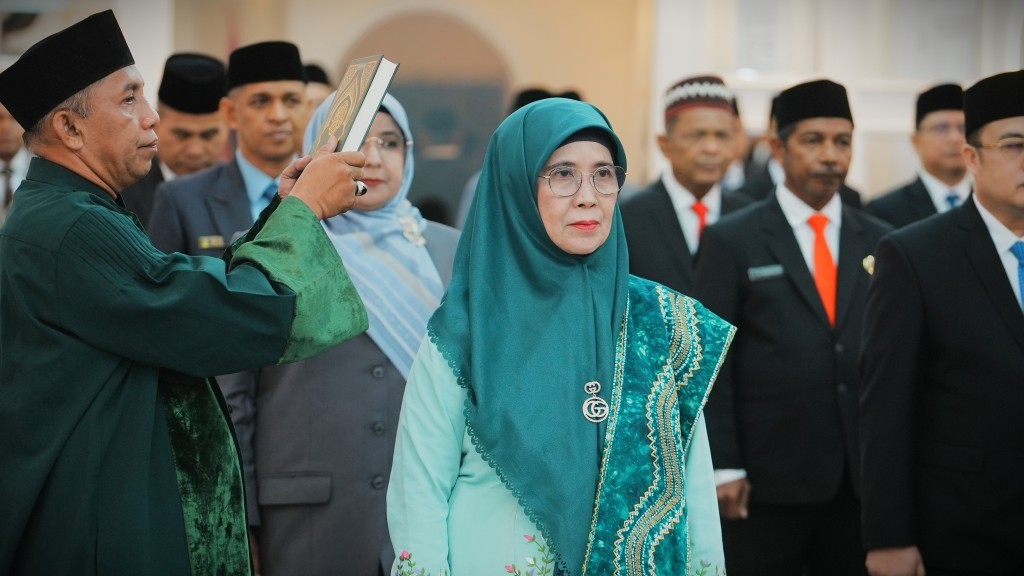 Prof. Dr. Hj. Nida Mufidah, M.Pd. saat dilantik menjadi Rektor UIN Antasari (Foto: Arsip Humas)