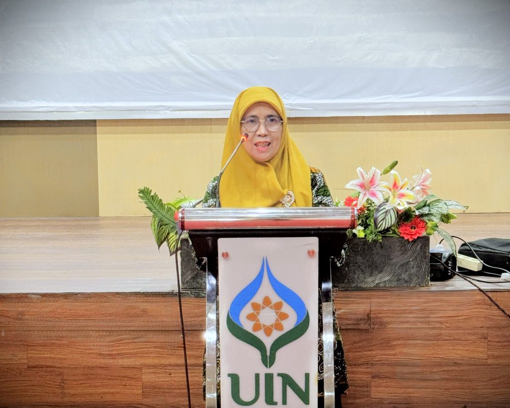 Prof. Dr. Hj. Nida Mufidah, M.Pd. saat melepas calon jemaah haji dari UIN Antasari (Foto:Humas/Rudy HR)