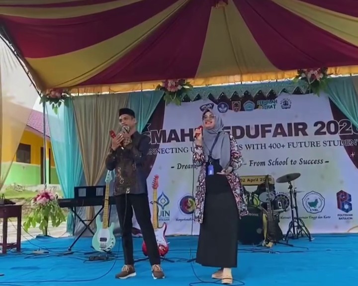 Rahmat Basuki, M.Ling. dan Agustina Ambar Pertiwi, M.Pd. saat melakukan sosialisasi.