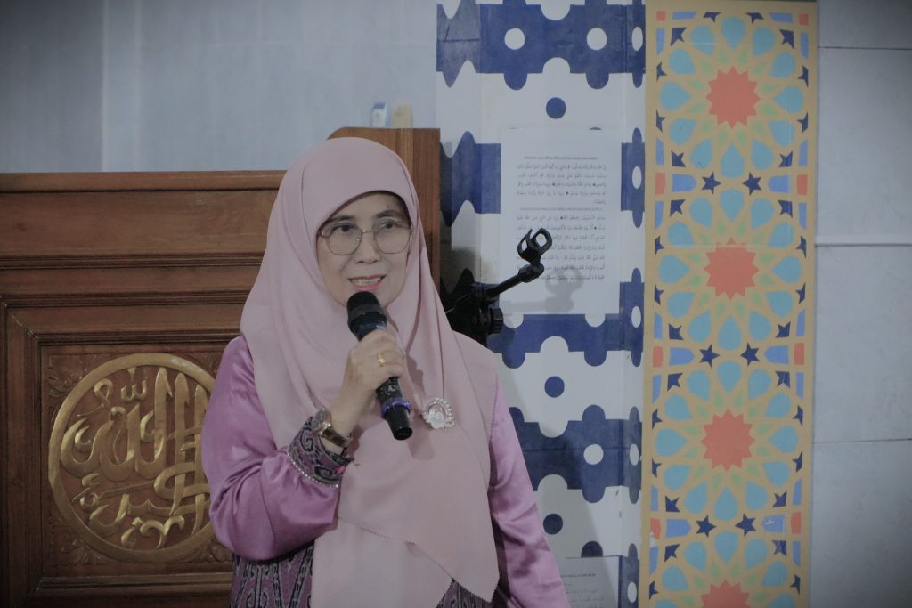 Rektor Prof. Dr. Hj. Nida Mufidah, M.Pd. saat menutup acara (Foto:Humas)