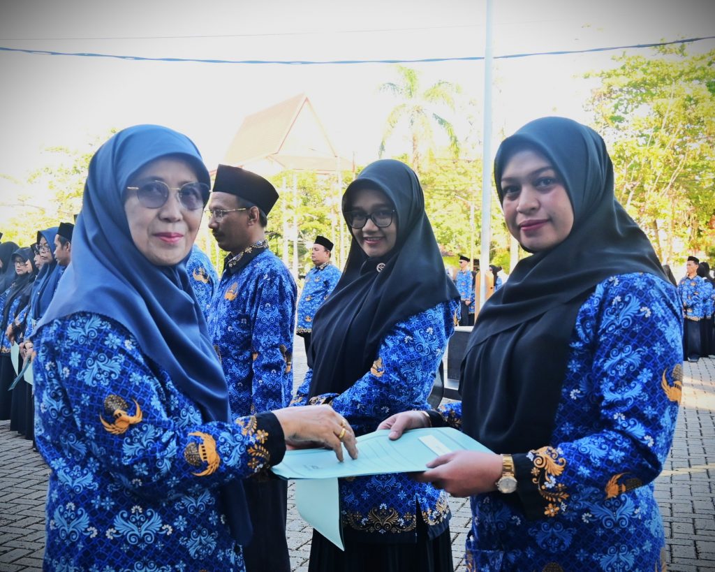 Rektor saat menyerahkan SK kepada Danti, S.AP. (Foto:Humas/Jamal Ripani)