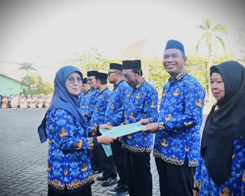 Rektor saat menyerahkan SK kepada Dr. Hamidi Ilhami, M.Ag. (Foto:Humas/Jamal Ripani)