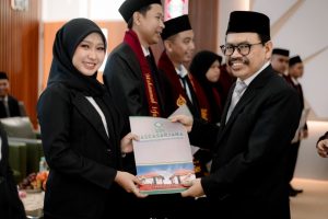 Siti Rahimah, M.Pd. saat menerima penghargaan yudisiawati terbaik Prodi S-2 PAI (Foto:Panitia)