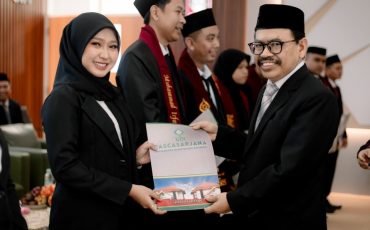 Siti Rahimah, M.Pd. saat menerima penghargaan yudisiawati terbaik Prodi S-2 PAI (Foto:Panitia)