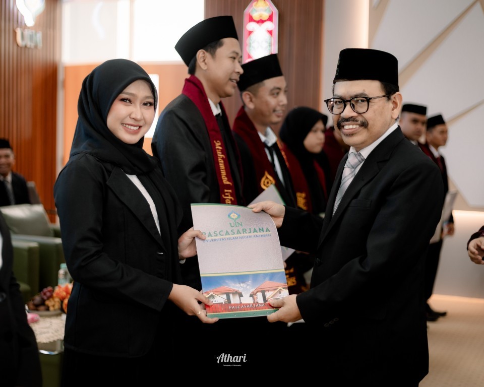 Siti Rahimah, M.Pd. saat menerima penghargaan yudisiawati terbaik Prodi S-2 PAI (Foto:Panitia)