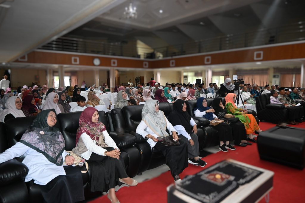 Suasana ceria di kegiatan Purnatugas Prof. Fauzi (Foto:Humas/Jamal Ripani)