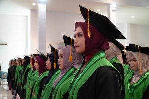 Para lulusan saat mengikuti acara wisuda (Foto:Humas/Haitami)