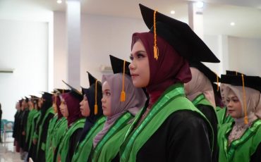 Para lulusan saat mengikuti acara wisuda (Foto:Humas/Haitami)