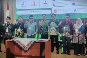 Wakil Rektor Dr. Fatwiah Noor, Lc., M.Pd. saat berfoto bersama.