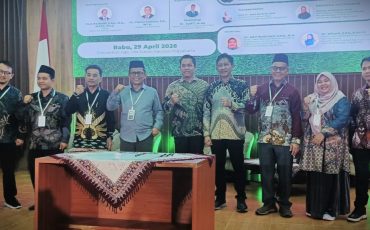 Wakil Rektor Dr. Fatwiah Noor, Lc., M.Pd. saat berfoto bersama.