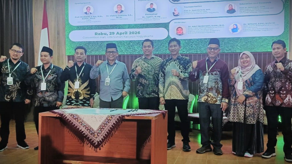 Wakil Rektor Dr. Fatwiah Noor, Lc., M.Pd. saat berfoto bersama.