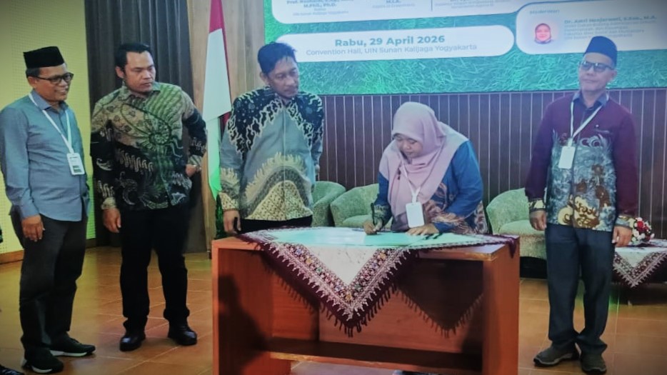 Wakil Rektor Dr. Fatwiah Noor, Lc., M.Pd. saat melakukan penandatanganan.