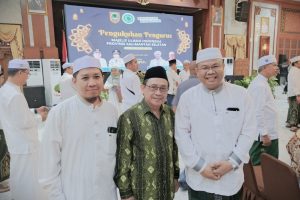 Wakil Rektor Dr. Muhdi, M.Ag. (tengah) saat menghadiri pengukuhan pengurus baru MUI Kalsel (Foto:Humas)