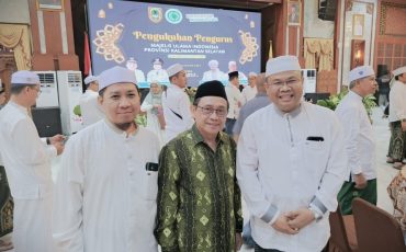 Wakil Rektor Dr. Muhdi, M.Ag. (tengah) saat menghadiri pengukuhan pengurus baru MUI Kalsel (Foto:Humas)