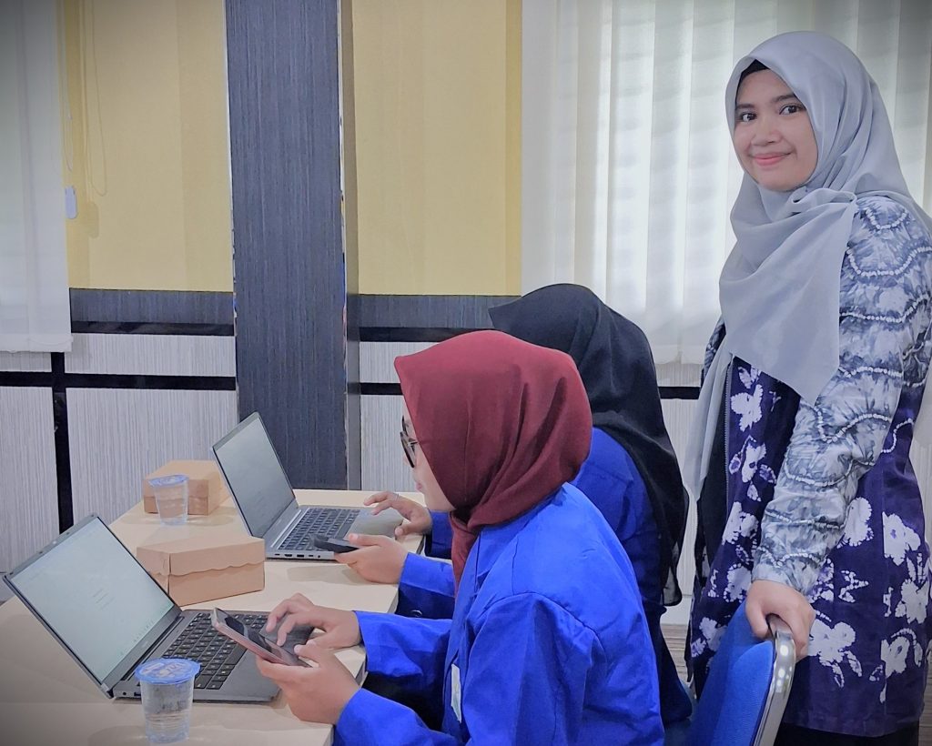 Agustina Amber Pertiwi, M.Pd. saat mendampingi para mahasiswi.