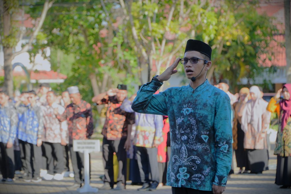 Basuki Rahman, S.Pd., M.Ling. saat menjadi Pemimpin Upacara (Foto:Humas/Fajrianor)
