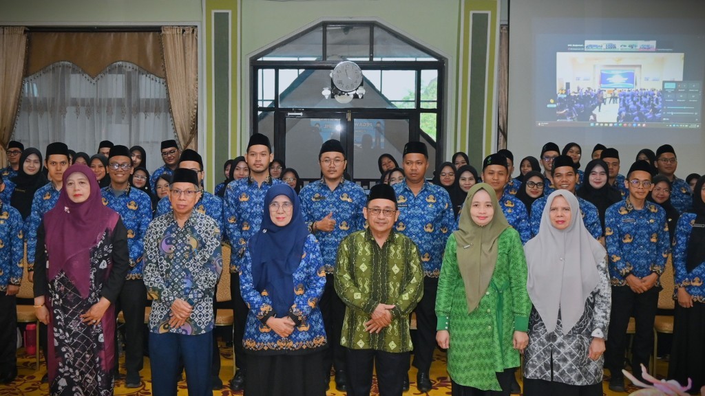Foto bersama dengan jajaran pimpinan (Foto:Humas/Jamal Ripani)