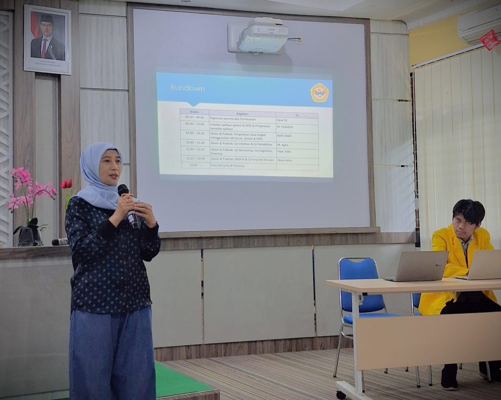 Dewi Sri Susanti, M.Si. saat menyambut kehadiran rombongan.