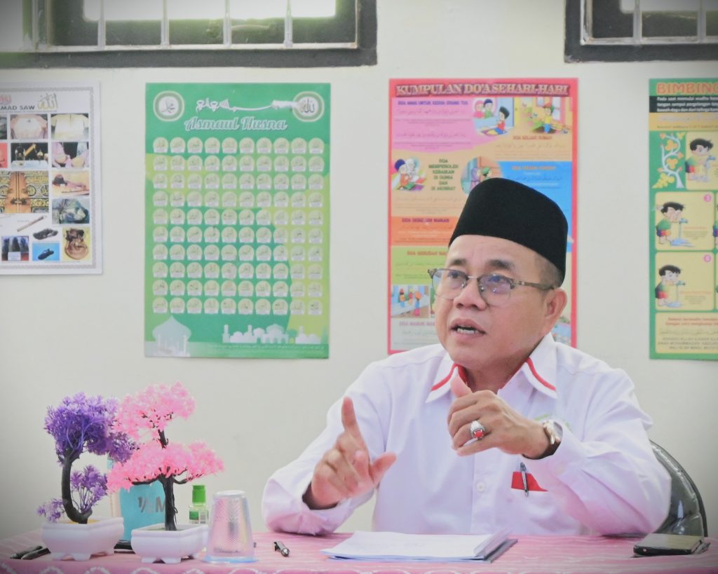 Dr Nuryadin, S.Ag., S.H., M.Ag. saat memberikan bimbingan (Foto:Humas/Jamal Ripani)