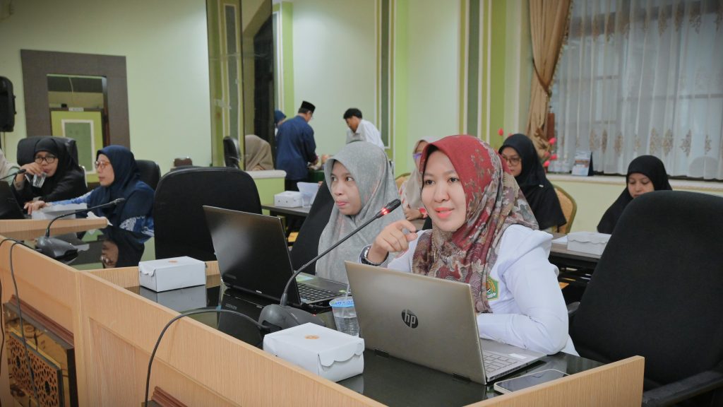 Dr. Ainun Mahfuzah, M.Pd. saat memberikan masukan (Foto:Humas/Jamal Ripani)